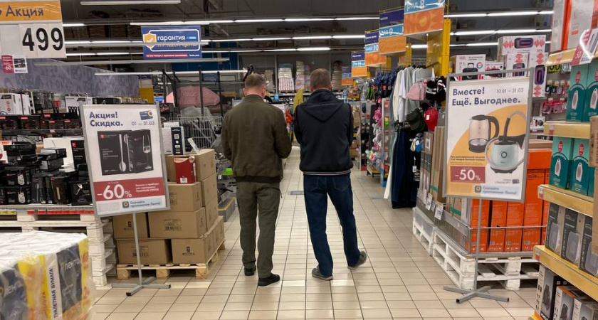 Подсмотрел, что покупают другие люди в Светофоре: 10 тележек из магазина - социальное наблюдение