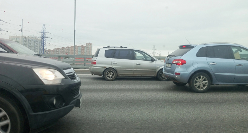 Автоюрист рассказал, как правильно использовать "аварийку", чтоб не нарушить ПДД