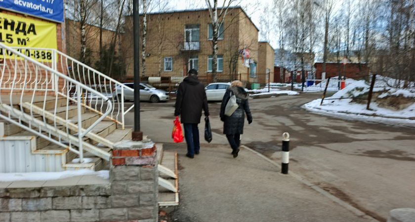 Это носят только деревенские. Как легко понять, что человек из провинции. А у вас такая одежда есть - посмотрите