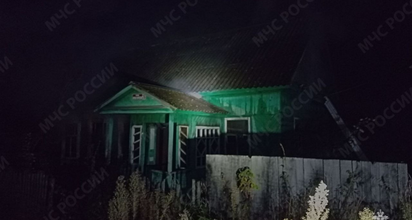 В Брянской области спасатели вызволили троих жильцов из горящего дома