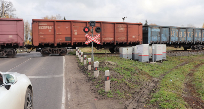 Работники МЖД напомнили водителям о правилах пересечения железнодорожных путей в Брянской области