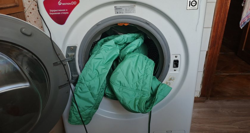 Беру две вещи с кухни - пуховик идеально чистый через 5 минут: простой лайфхак, доступный каждому