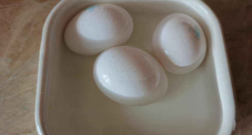 Что необходимо добавить в воду при варке яиц, чтобы скорлупа слетала с них сама – лайфхак от соседки