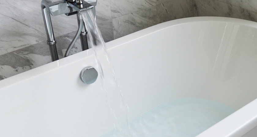 Разводим 50 г — и ванна сияет даже в темноте: ни ржавчины, ни налета — работающий лайфхак без химии