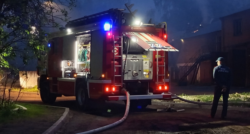 В Брянске пожар уничтожил мансарду частного дома