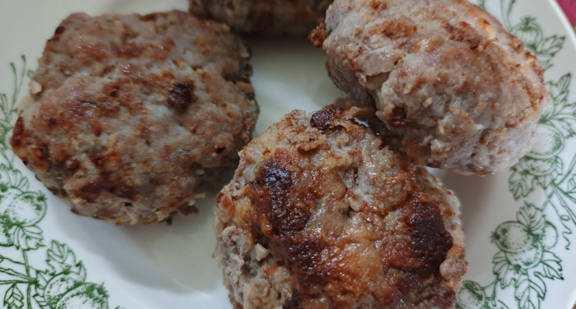 Не хлебный мякиш и не сало: вот что добавляю в фарш для сочности и вкуса - котлеты выходят "пуховыми" и нежнейшими