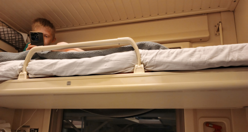 В РЖД убрали верхние полки в плацкарте: что получили пассажиры взамен и сколько это теперь стоит