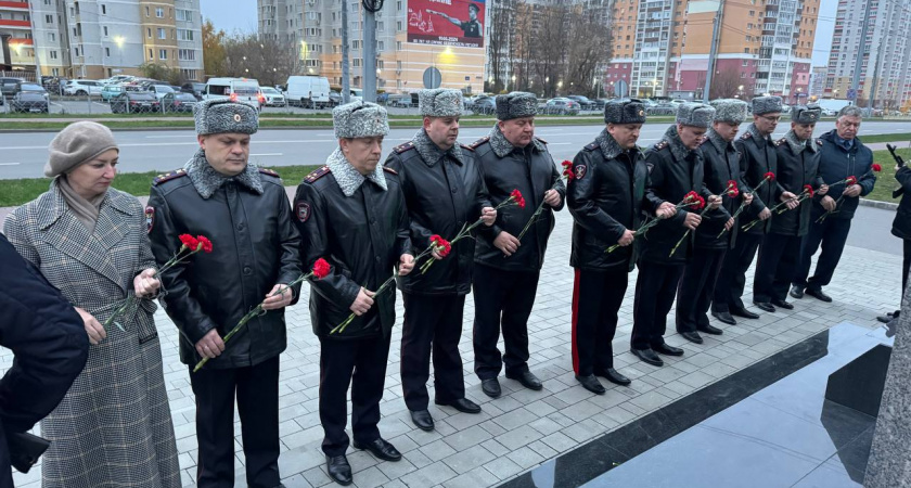 В Брянске цветами увековечили память о героях полиции