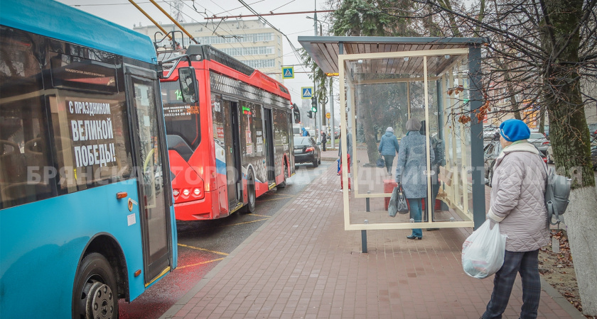 В Брянске на улице Красноармейской установили новые остановочные комплексы