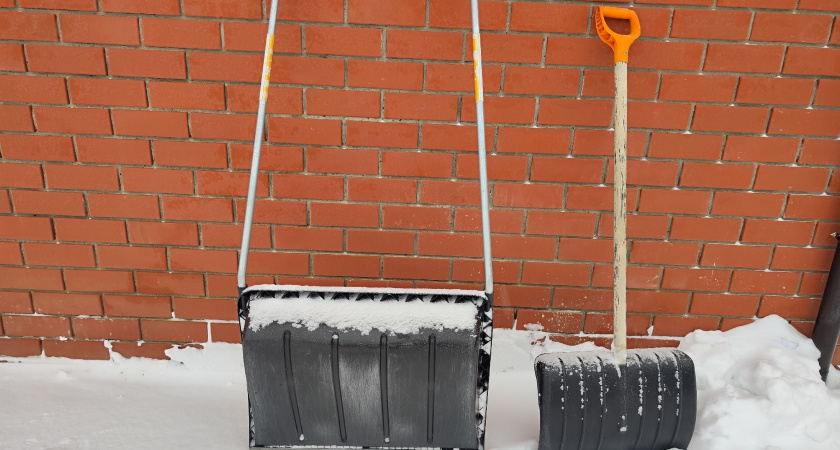 Умные хозяева снег лопатой давно не чистят - нашли 3 других способа: они лучше и комфортнее во всем