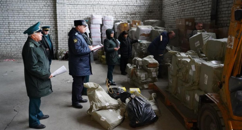 Брянские судебные приставы передали военным 12 тонн конфискованных инструментов