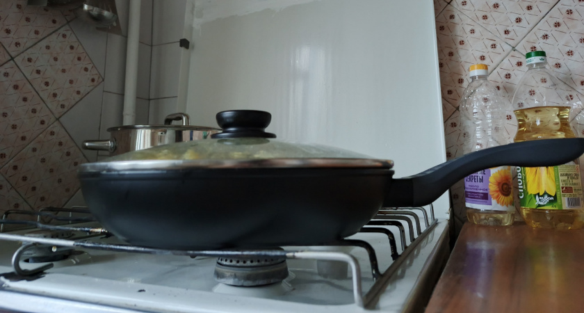 Два пакетика заливаю кипятком, и сковородка как новая: от жира и застарелого нагара не остается и следа