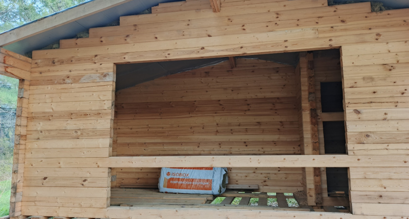 Минвата и пенопласт отдыхают: старинный способ утепления, который работает и сегодня