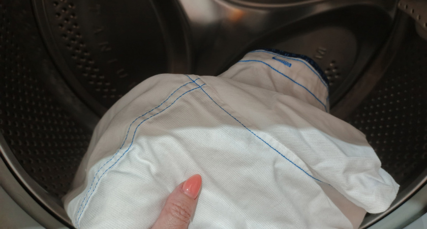 Стакан в барабан - и вещи кипенно-белые: прачка замешивает в стиралку вместе с порошком это бюджетное средство
