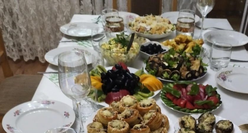 Эпоха застолий подошла к концу: почему лучше не стоит приглашать гостей к себе домой