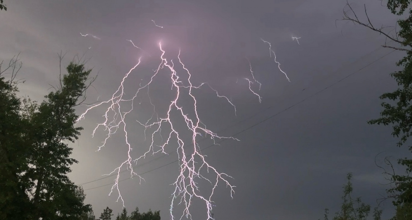 Молния поразила пятиэтажный дом в центре Брянска