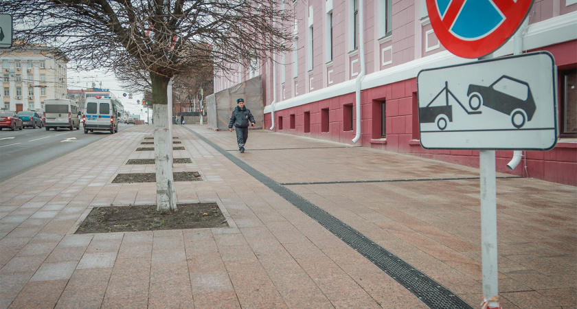 Перед медицинским университетом в Брянске появилось новое гранитное покрытие