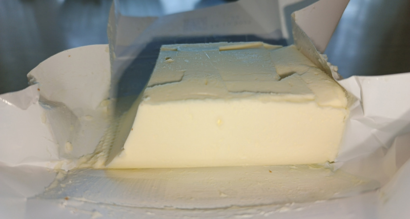 Беру с собой фонарик и иду в магазин: с его помощью нахожу настоящее сливочное масло