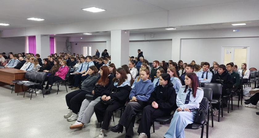 Студентам железнодорожного техникума в Брянске рассказали о правилах безопасности на железной дороге