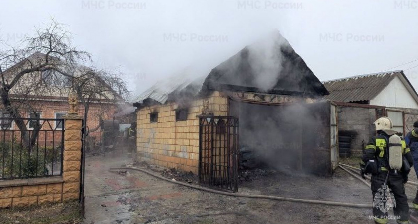 В Брянске произошел пожар в гараже с полным уничтожением автомобиля