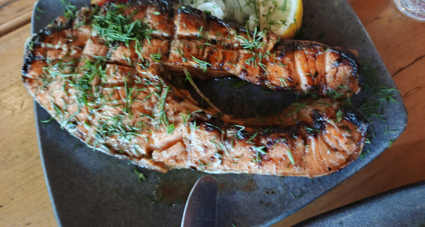 Как пожарить рыбу без масляных брызг и запаха на весь дом — простой метод