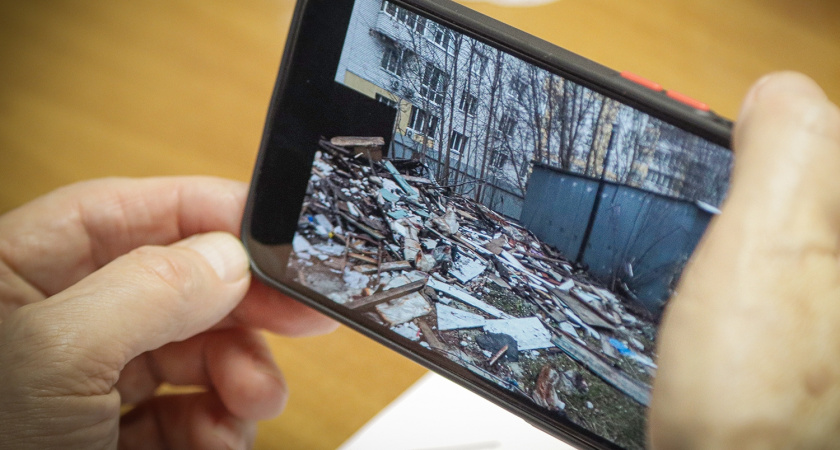 В Брянске власти взяли на контроль уборку незаконной свалки на улице Ромашина