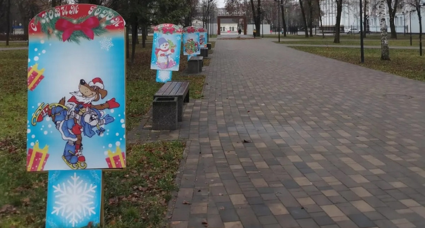 Парки Брянска начали устанавливать световые фигуры и украшать аллеи к праздникам