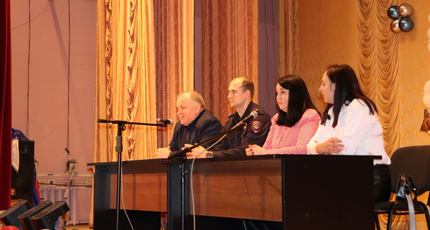 Брянским студентам рассказали о правилах безопасности на железной дороге