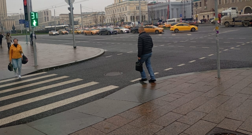 Шаг на «зебру» теперь не работает: вот когда водитель должен уступить пешеходу и что ответить инспектору ГИБДД