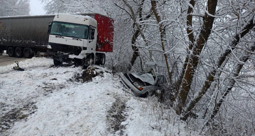 В ДТП с фурой в Брянской области погибла 34-летняя женщина