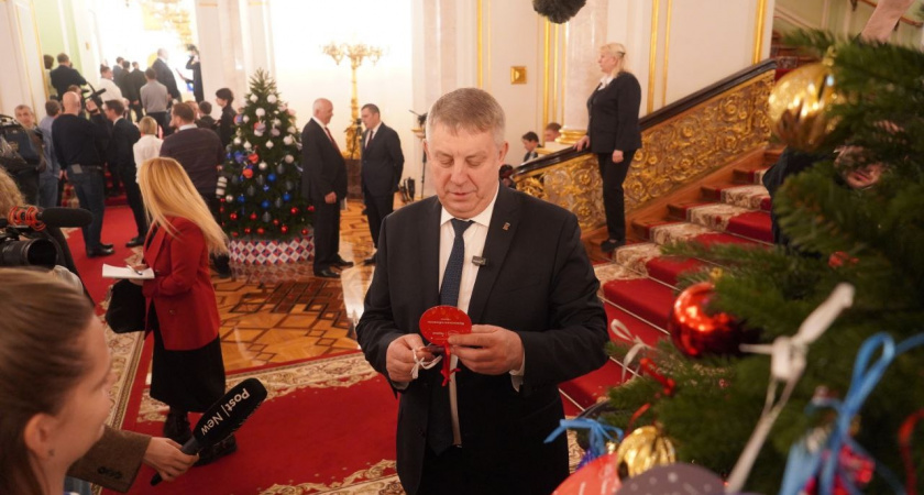 Губернатор Брянской области стал волшебником для детей в рамках "Елки желаний"