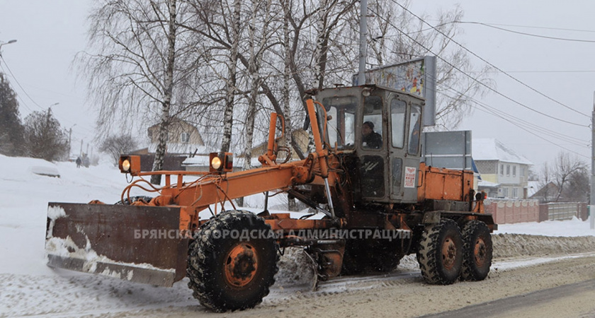 Дрон-камикадзе атаковал дорожную технику во время уборки снега в Брянской области