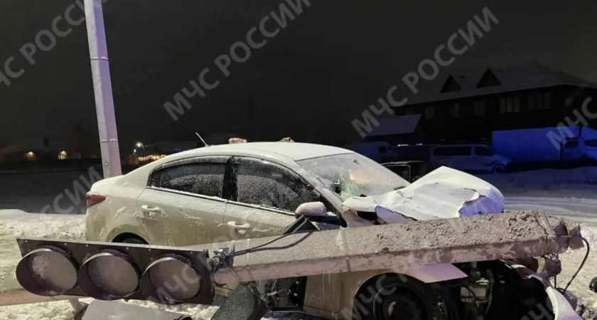 В Брянске автомобиль врезался в столб и повалил светофор
