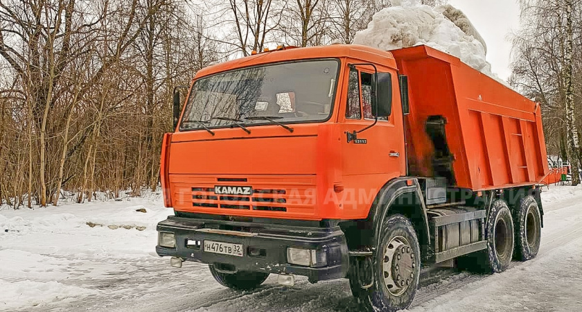 На улицах Брянска работает тяжёлая техника для борьбы со снежными заносами и гололёдом