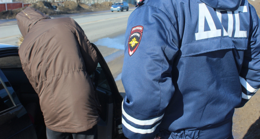 В ГАИ дали ответ - должен ли водитель выходить к инспектору, когда его остановили: или допускается просто опустить окно