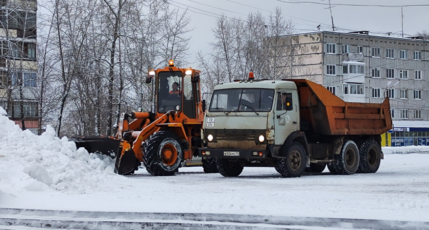 Брянск мобилизовал 44 единицы техники для борьбы со снегом