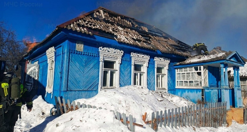 Пожар в пригороде Брянска: сгорел дом на крутом берегу Десны