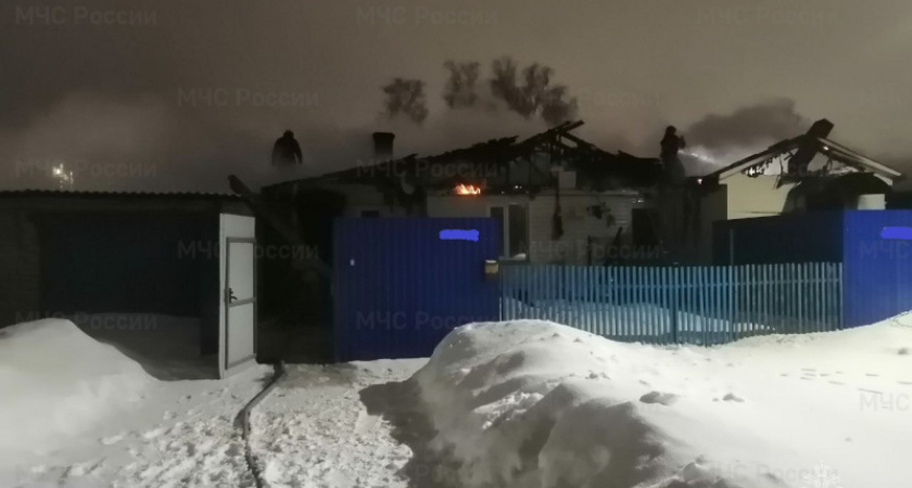 Пожар в Брянске: сгорели два дома, стоящие рядом. Жертв нет