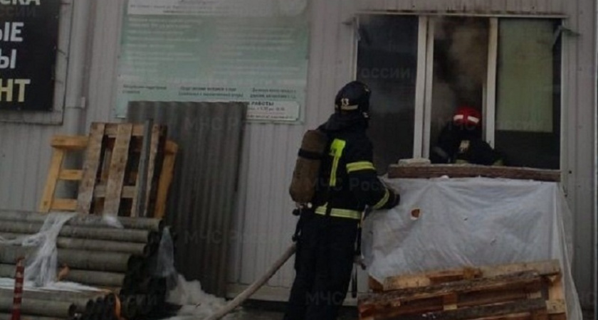Пожар на строительном рынке: в Брянске выгорел павильон стройматериалов на Сталелитейной