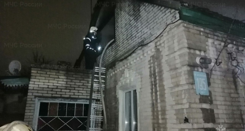 Пожар в Бежичах: в полночь сгорел жилой дом, жертв нет