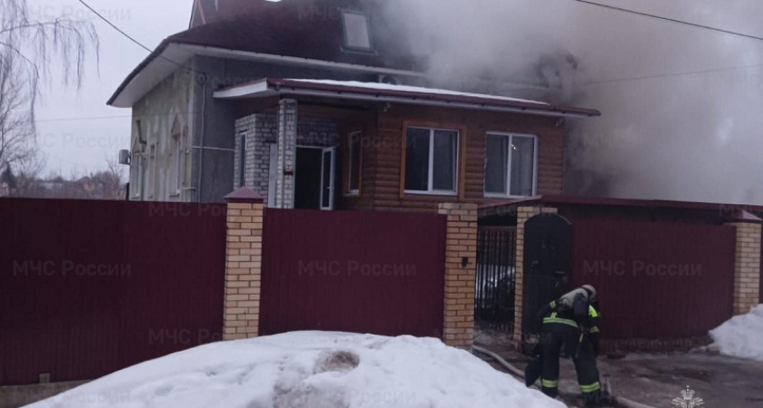 Пожар в Брянске: выгорел частный «многоэтажный» дом недалеко от площади Партизан