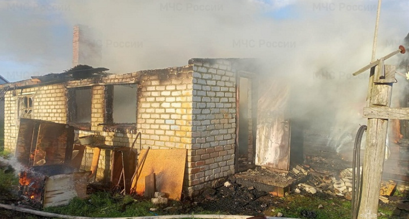 Пожар в Комаричском районе: жилой дом выгорел полностью