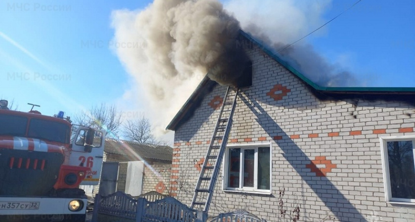 Пожар в Выгоничах: пожарные два часа боролись с огнём, охватившим частный дом