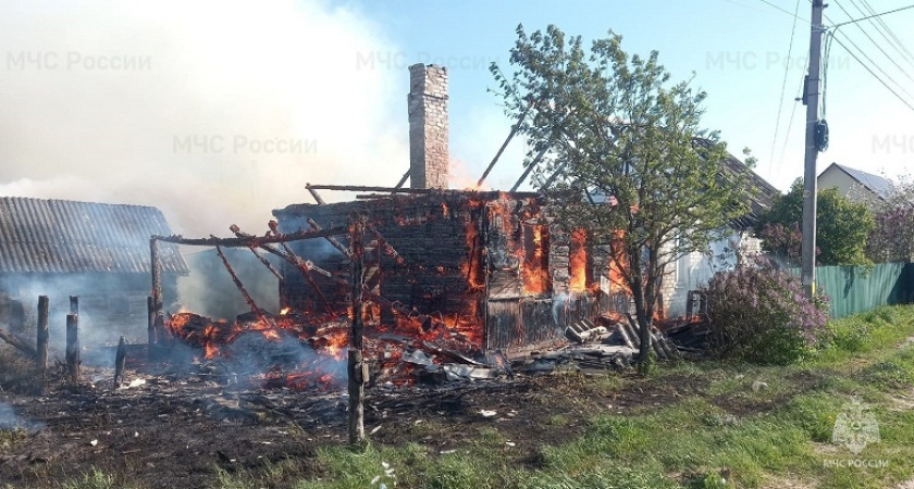 Пожар под Жуковкой: двухквартирный дом сгорел дотла, жертв нет