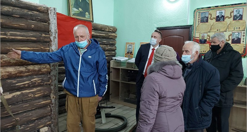 Депутат брянской облдумы Михаил Иванов провёл для ветеранов экскурсию по созданному им музею Боевой славы