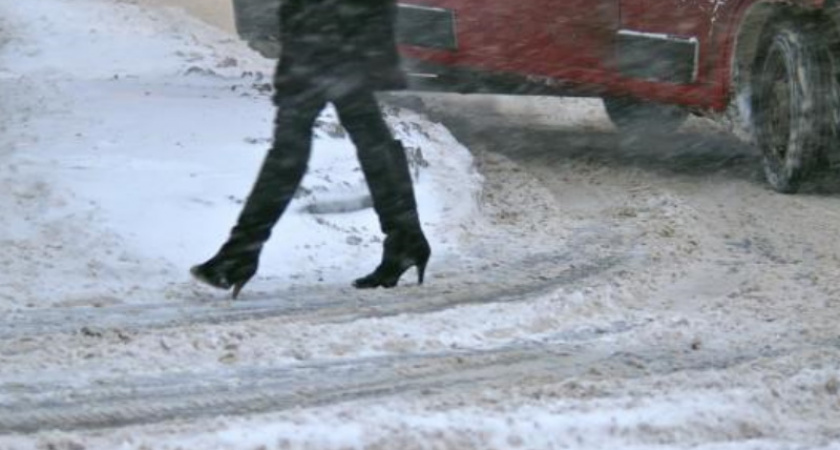 Иномарка покалечила женщину, перебегавшую дорогу в неположенном месте в Володарском районе