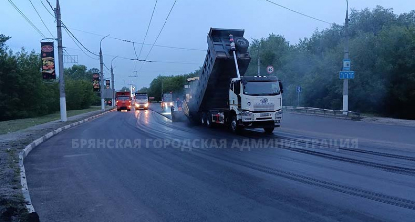 Улицу Калинина в Брянске асфальтируют под покровом ночи
