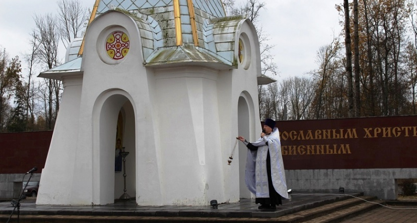Скорбная дата: в Брянской области отметили 83-ю годовщину трагедии деревни Хацунь