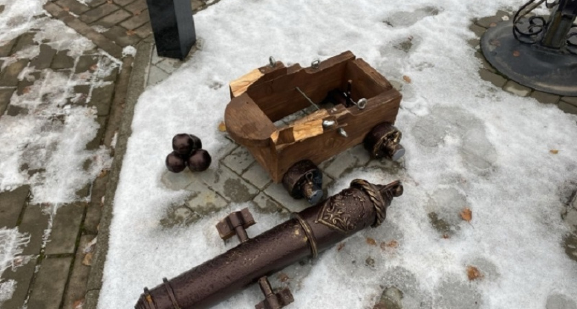 Вандалы в Клинцах повредили памятный знак ветеранам ВМФ. Накануне Дня Андреевского флага