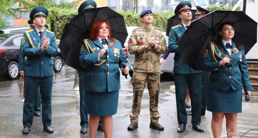 Брянские силовики выступили с концертами у домов ветеранов Великой Отечественной